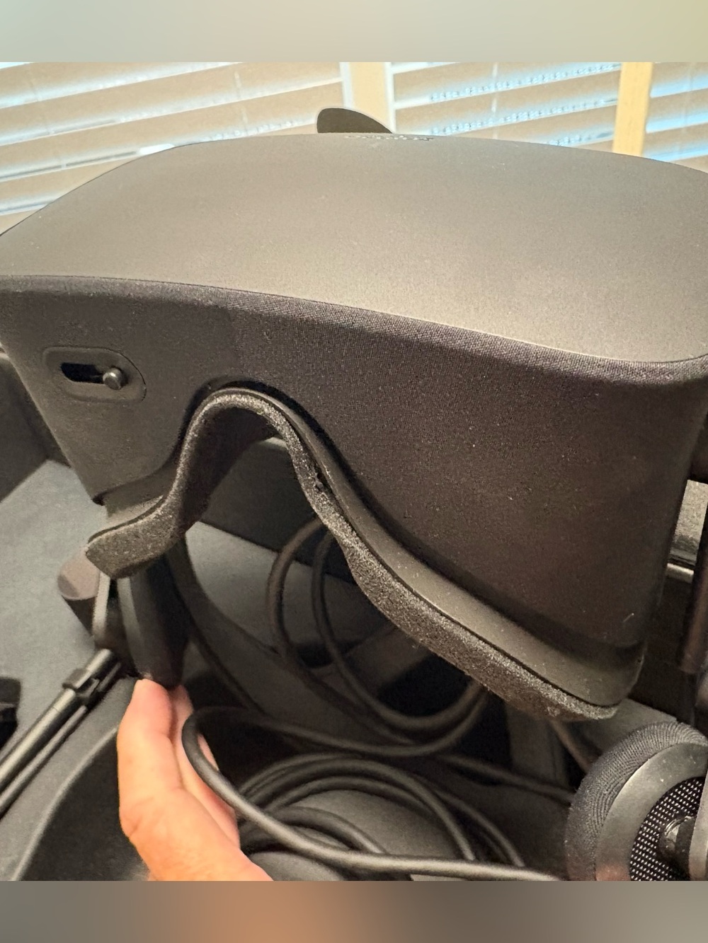 Oculus Rift CV1 Virtual Reality Headset Bundle - Picture 6 of 7